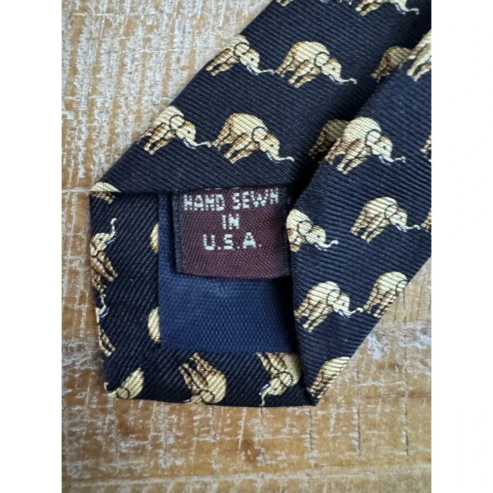 Jos A Bank Corporate Tie Handmade 100% Silk Made USA Elephant‎ Raised Trunk Navy